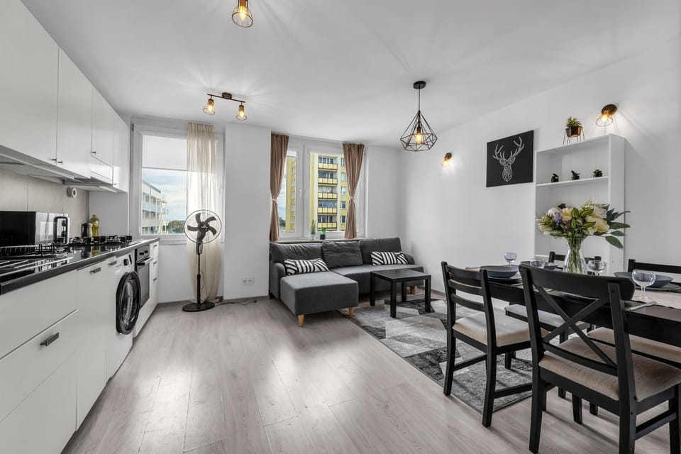 TV and multimedia, Kitchen or kitchenette, Living room, Seating area, Dining area