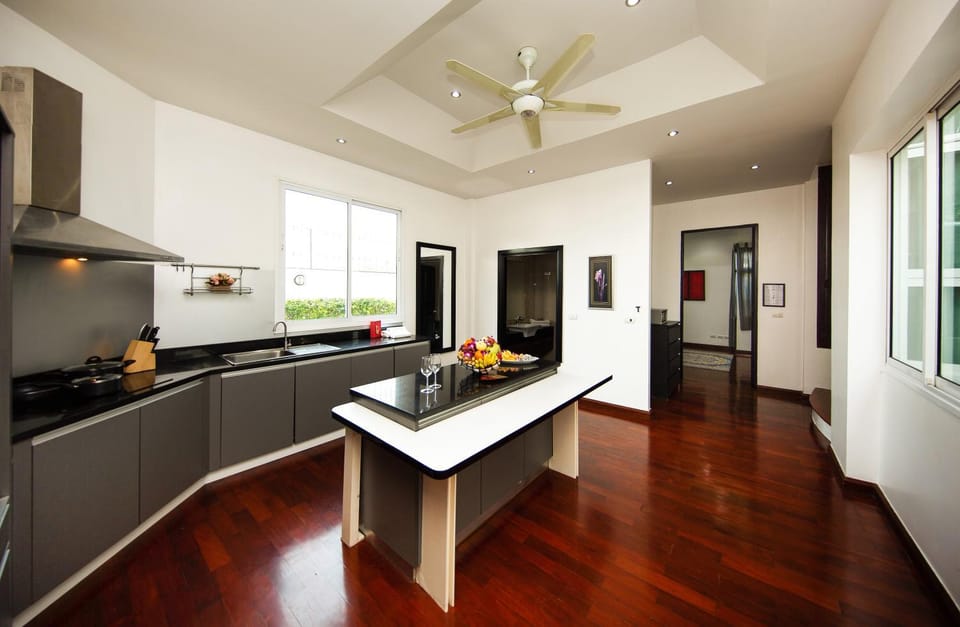 Kitchen or kitchenette, Food and drinks, Dining area, minibar, stove, kitchen