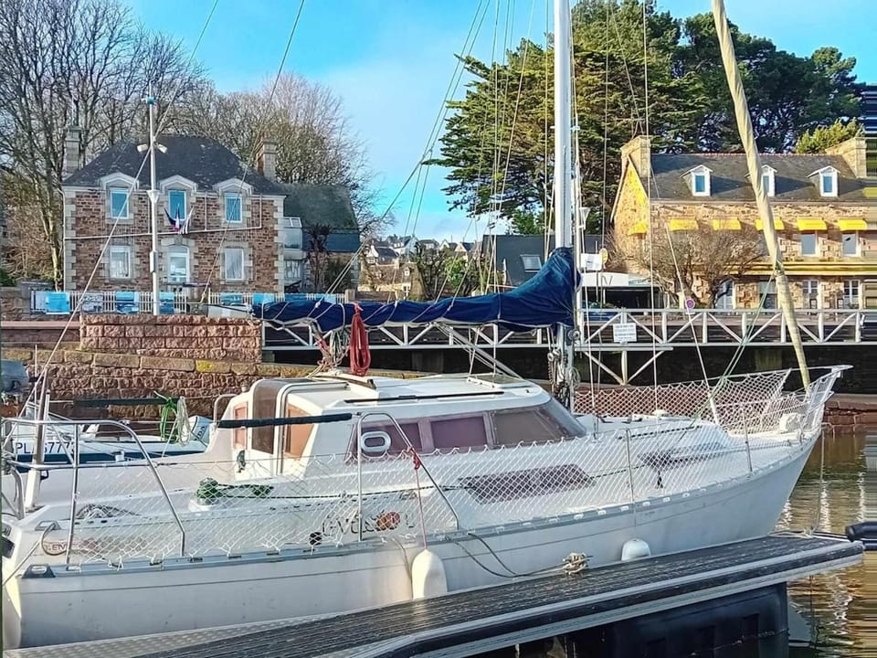Bateau au port de Perros-Guirec Docked boat in Perros-Guirec