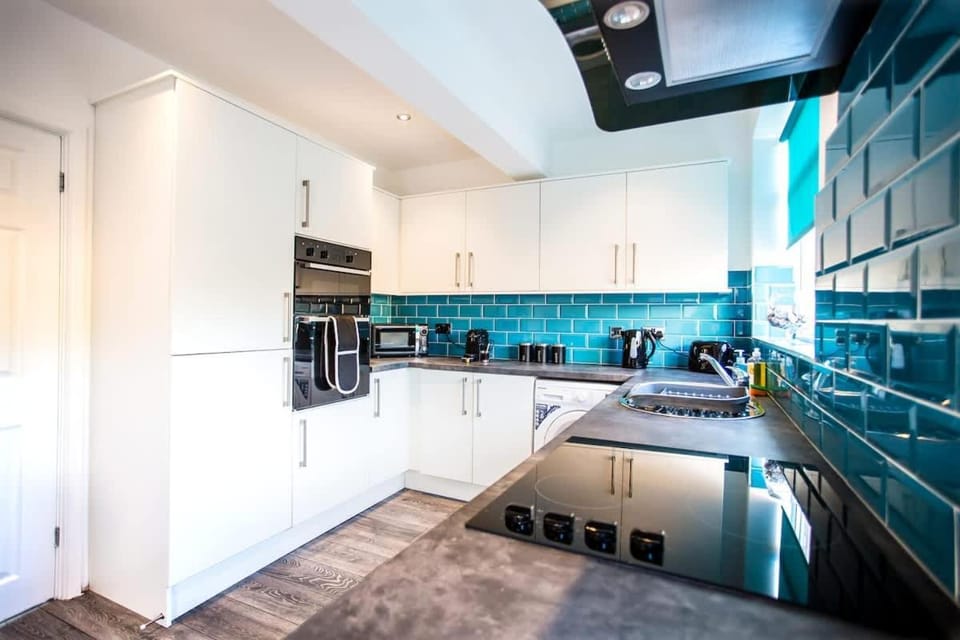 Halford House 3 Bed Town Centre Home from Home with Parking for 2 cars Prime Location Tamworth House in Tamworth