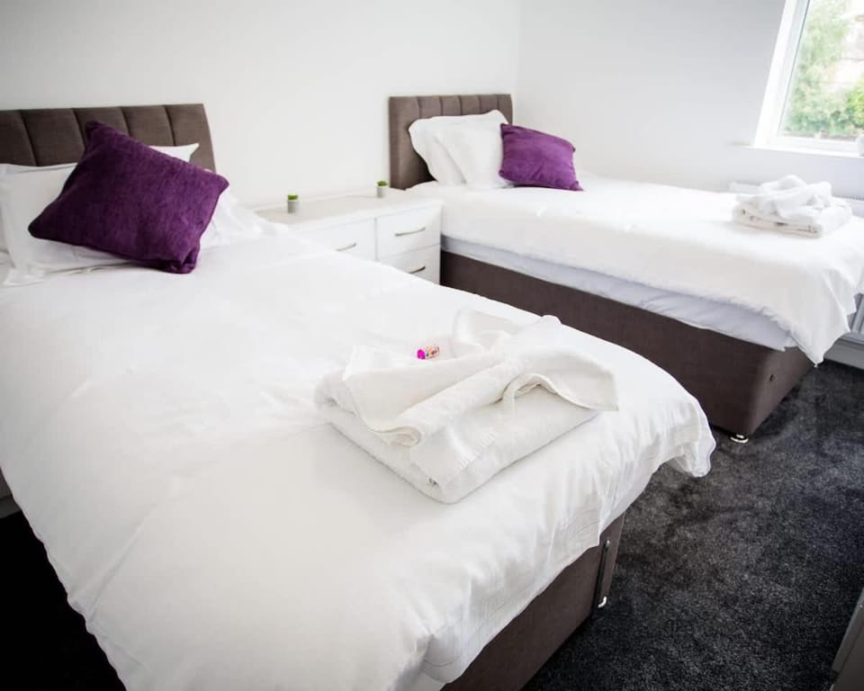 Halford House 3 Bed Town Centre Home from Home with Parking for 2 cars Prime Location Tamworth House in Tamworth