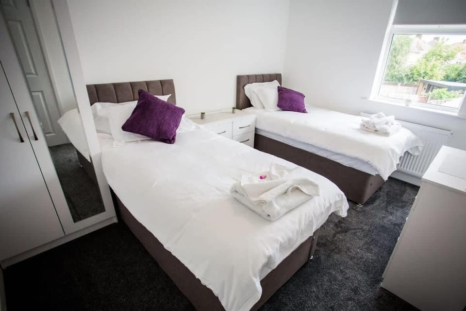 Halford House 3 Bed Town Centre Home from Home with Parking for 2 cars Prime Location Tamworth House in Tamworth