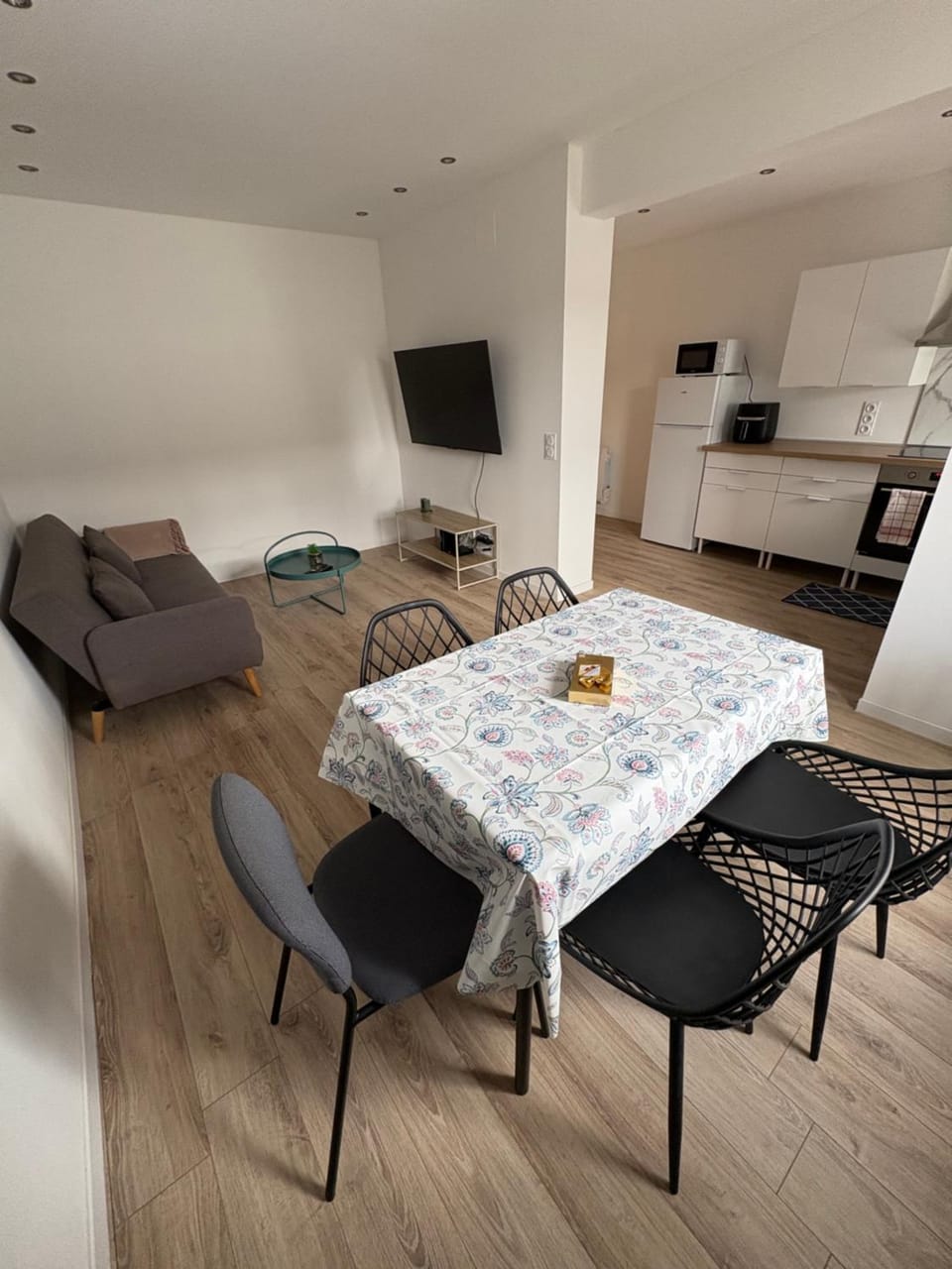 Appartement moderne 2 chambres avec cuisine équipée Proche Carling et Saint-Avold Apartment in Grand Est