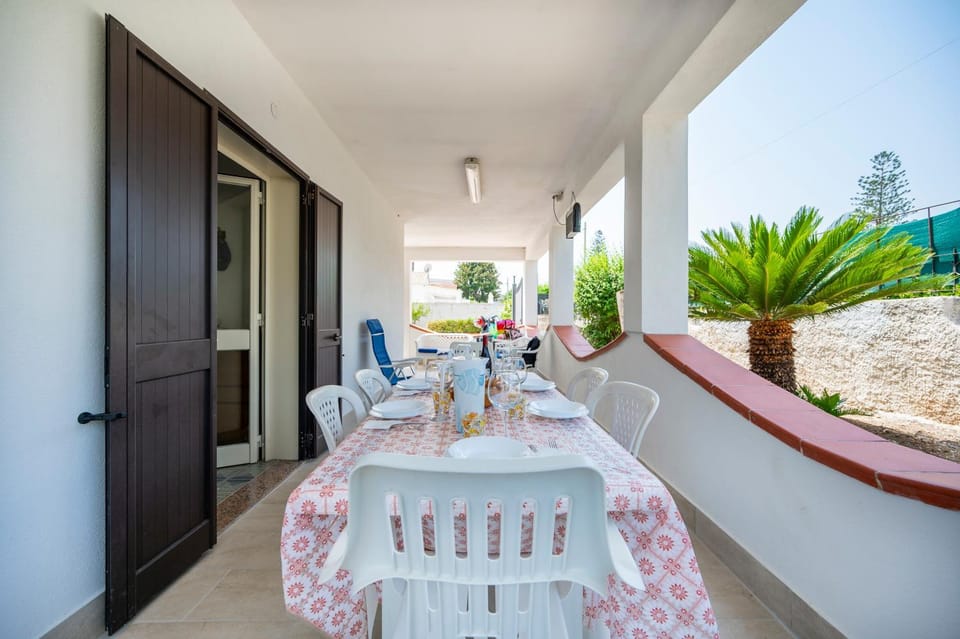 Patio, Day, Dining area