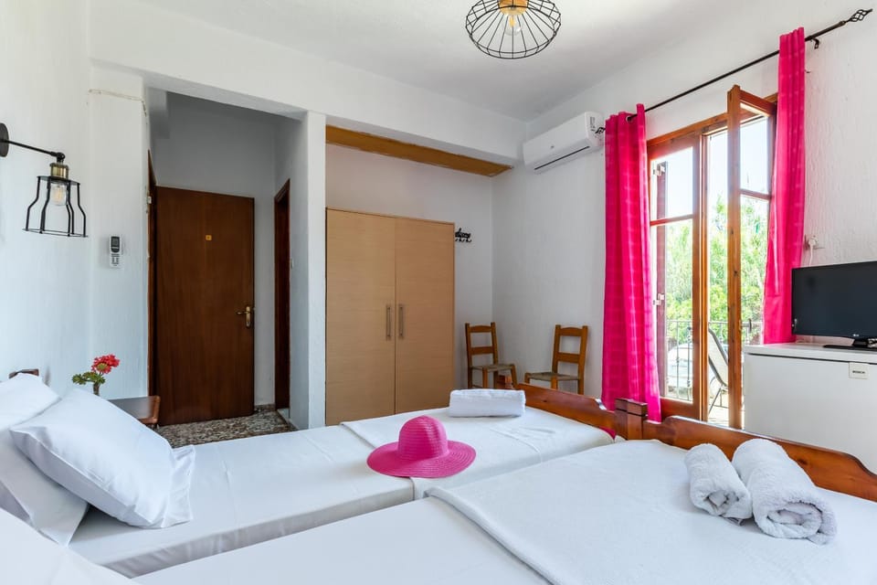 Photo of the whole room, Garden view