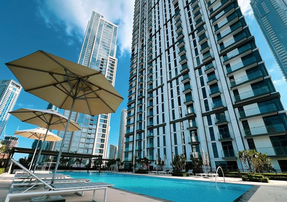 Property building, Day, City view, Pool view, Swimming pool, Swimming pool, Location, sunbed