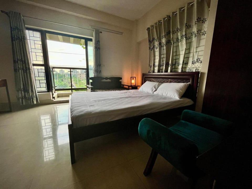 Bed, Photo of the whole room, Seating area, Bedroom