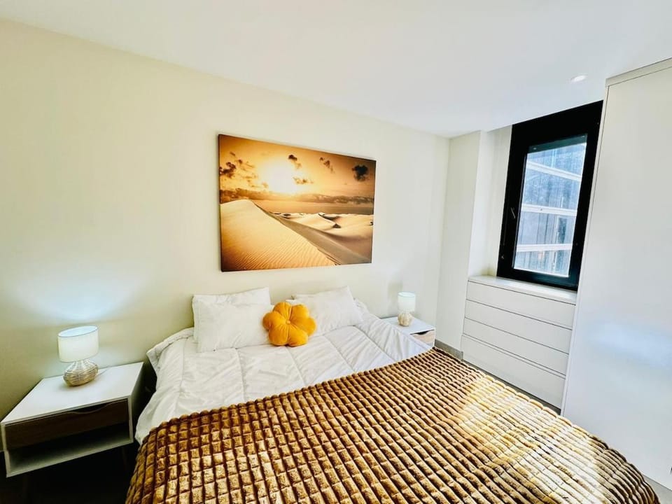 Photo of the whole room, Bedroom