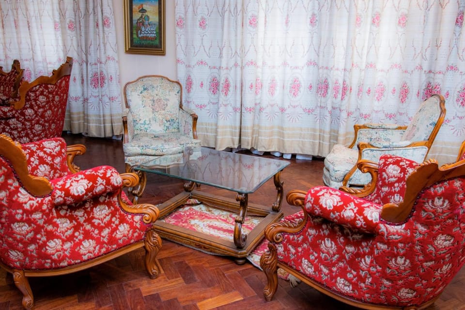 Living room, Seating area