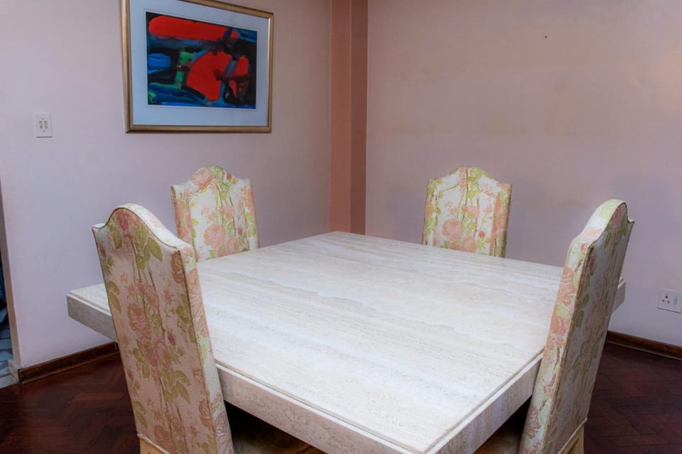 Restaurant/places to eat, Seating area
