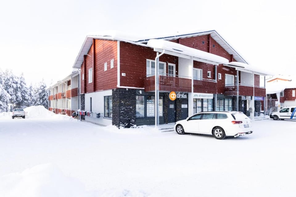 Property building, Day, Neighbourhood, Street view, Location