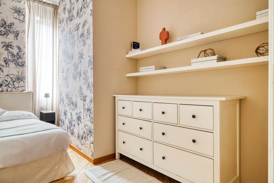 Photo of the whole room, Bedroom