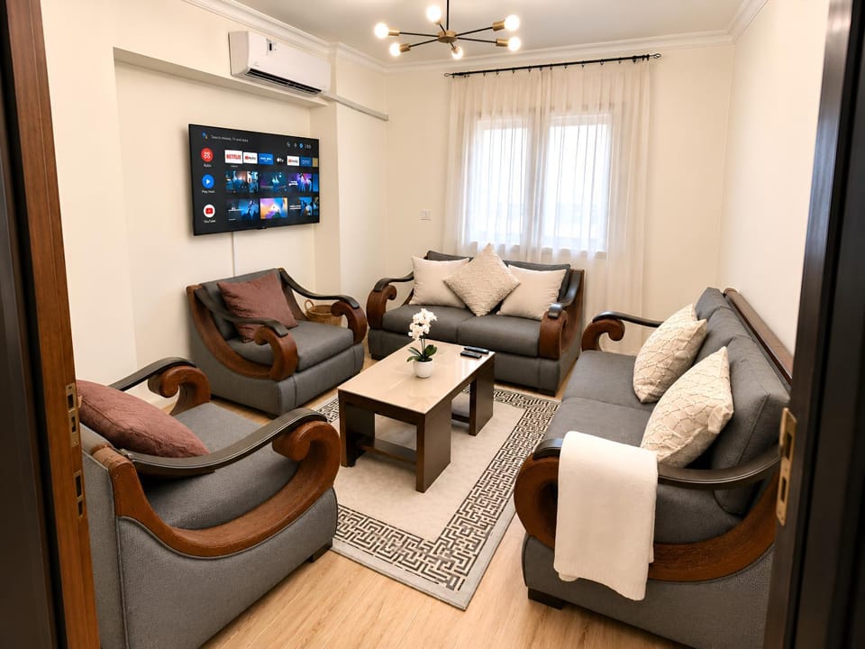 Communal lounge/ TV room, TV and multimedia, Living room, Seating area, Evening entertainment, fireplace, air conditioner
