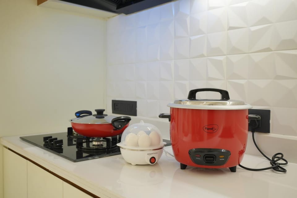 Coffee/tea facilities, Kitchen or kitchenette, stove