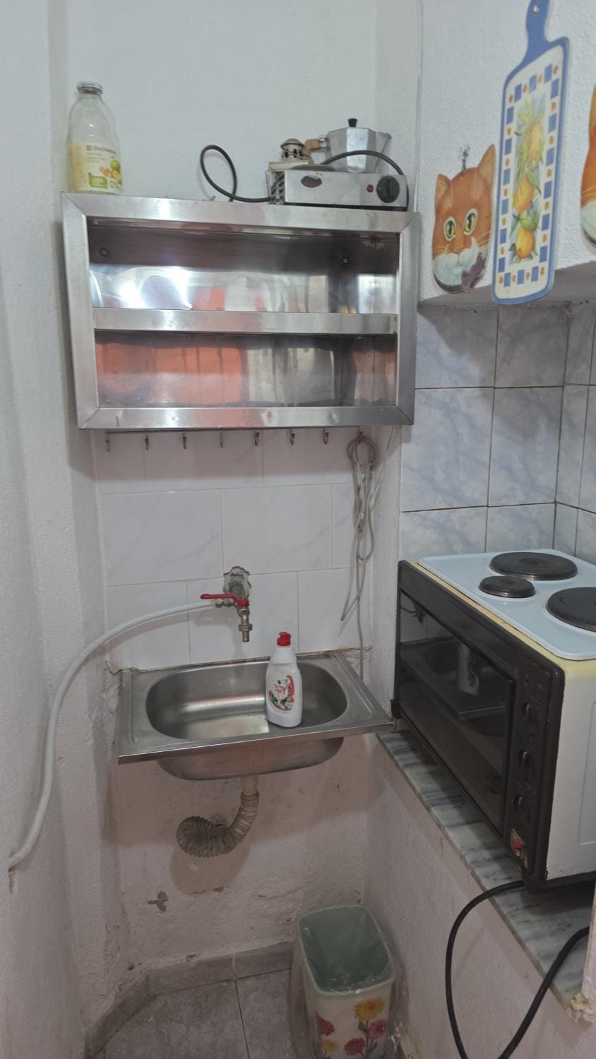 Kitchen or kitchenette, oven