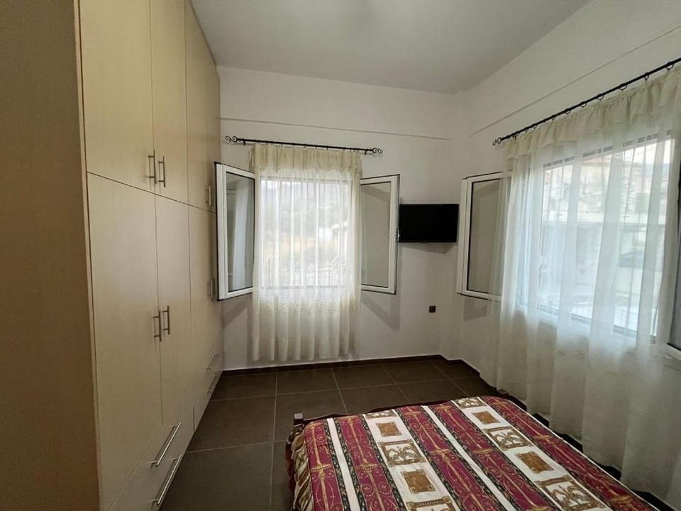 Bed, TV and multimedia, Photo of the whole room, Bedroom, wardrobe
