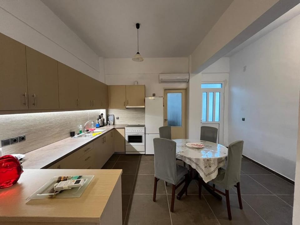 Kitchen or kitchenette, Living room, Seating area, Dining area, stove
