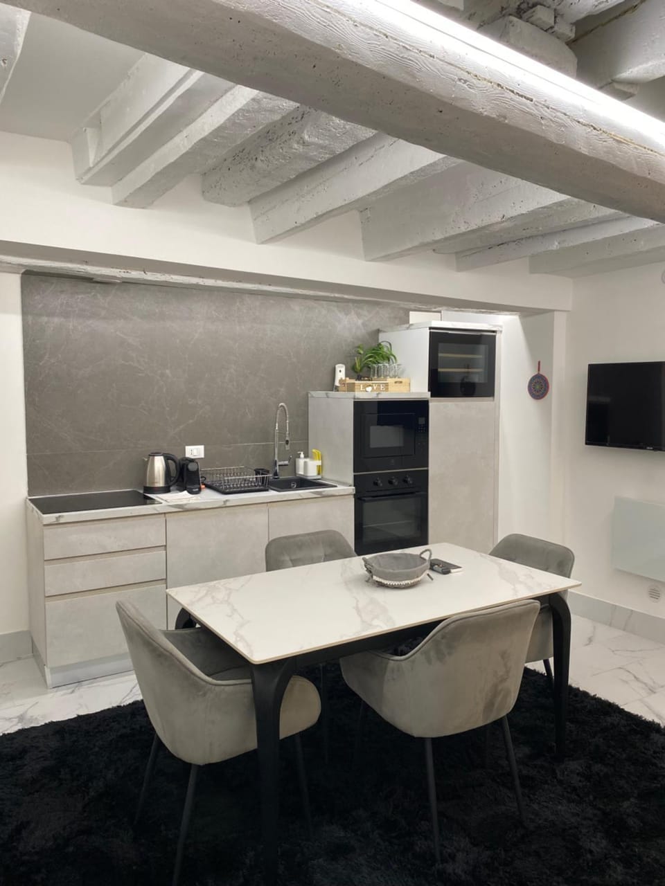 TV and multimedia, Kitchen or kitchenette, Living room, Seating area, Dining area, microwave, oven, stove