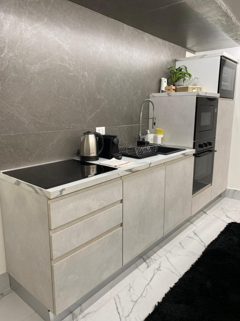 Coffee/tea facilities, Kitchen or kitchenette, microwave, oven, stove
