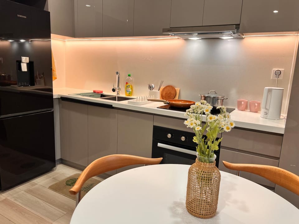 Coffee/tea facilities, Kitchen or kitchenette, Dining area, minibar, oven, stove