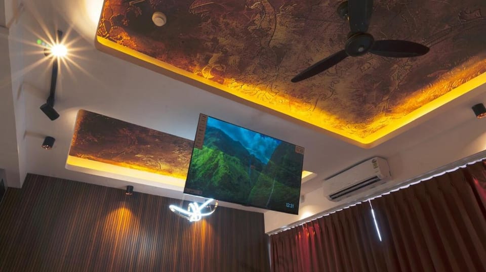 Jacuzzi Golden Aura Suite with Private Apartment in Noida