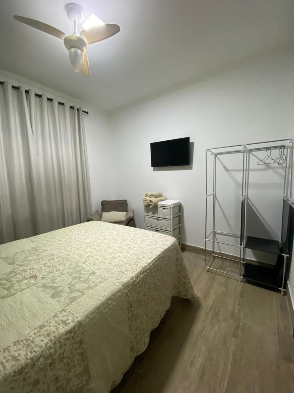 Bed, TV and multimedia, Photo of the whole room, Bedroom