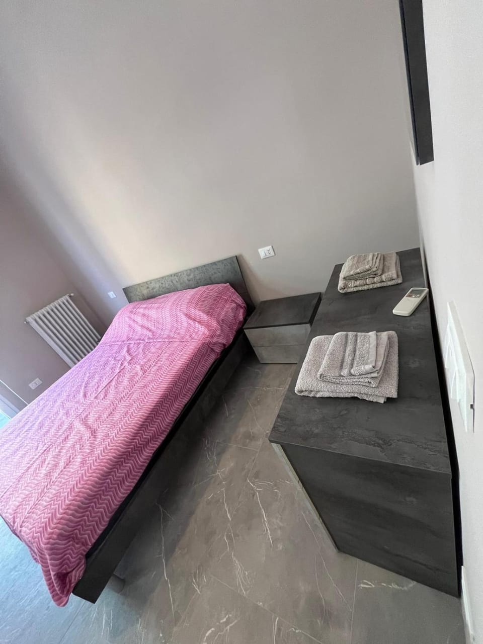 Bed, Photo of the whole room, Bedroom, towels