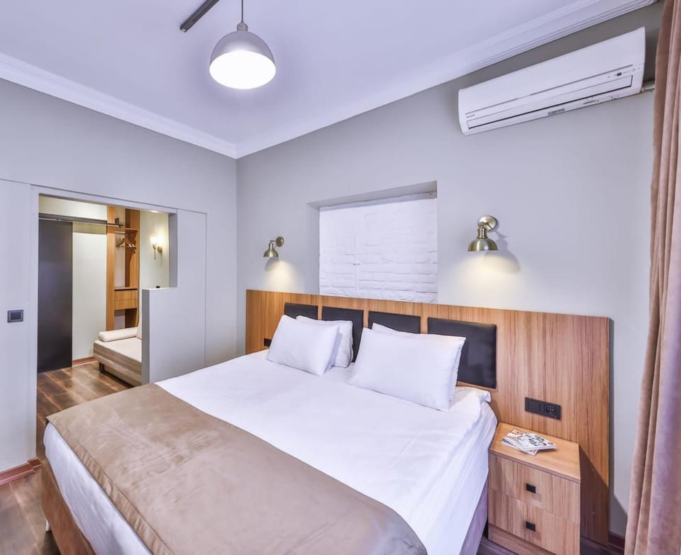 Bed, Photo of the whole room, Bedroom, towels, wardrobe, air conditioner
