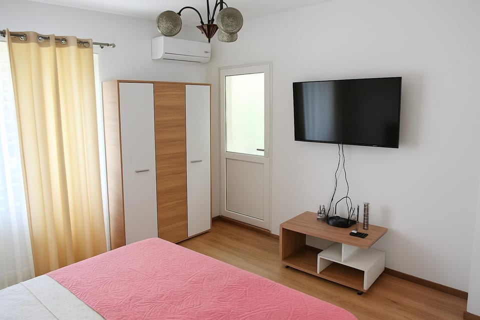 Communal lounge/ TV room, Bed, TV and multimedia, Photo of the whole room, Bedroom, wardrobe