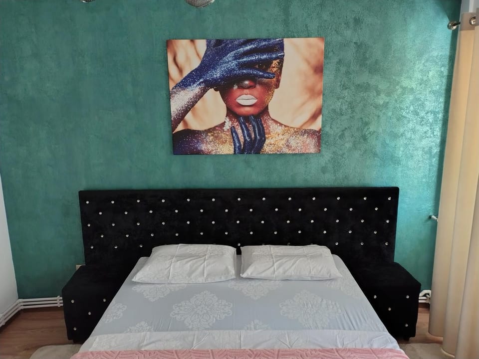 Bed, Photo of the whole room, Decorative detail, Bedroom