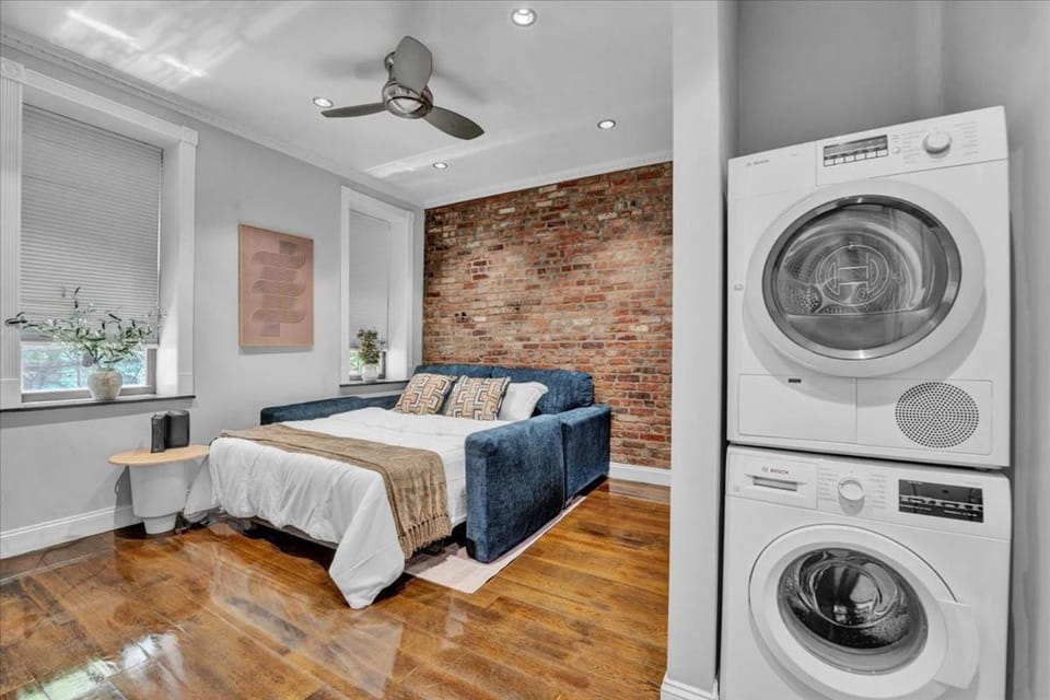Bed, Photo of the whole room, Bedroom, washing machine, dryer