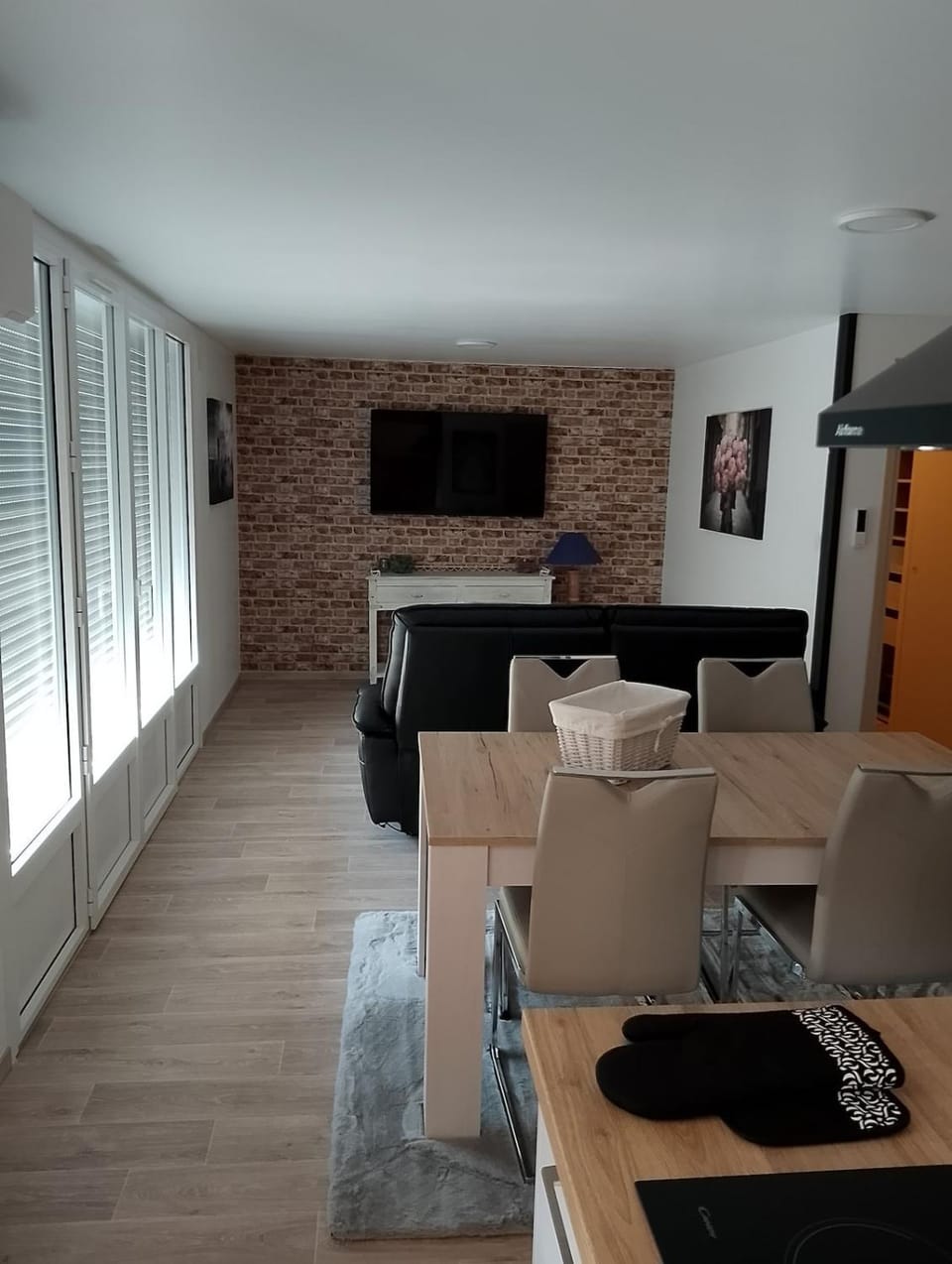 Communal lounge/ TV room, TV and multimedia, Living room, Dining area