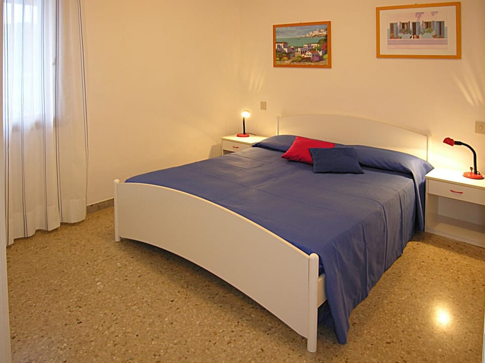 Spring, Bed, Summer, Bedroom, On site