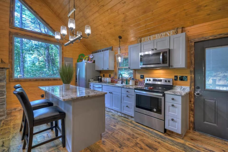 Kitchen or kitchenette, Dining area, dishwasher, minibar, oven, stove, toaster