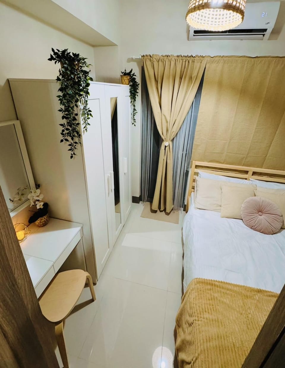 Newly-furnished 1BR with Balcony near MRT Mandaluyong Apartment in Mandaluyong