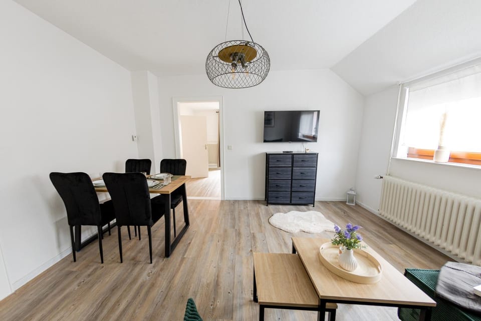 TV and multimedia, Living room, Dining area, Food