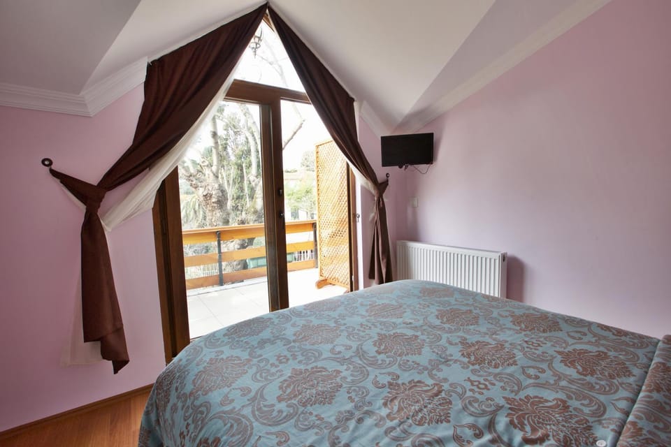 Bed, Balcony/Terrace, Photo of the whole room, Decorative detail, Sea view