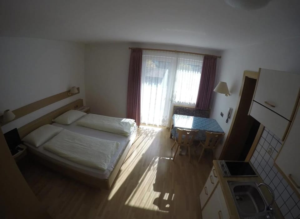 Bed, Kitchen or kitchenette, Bedroom