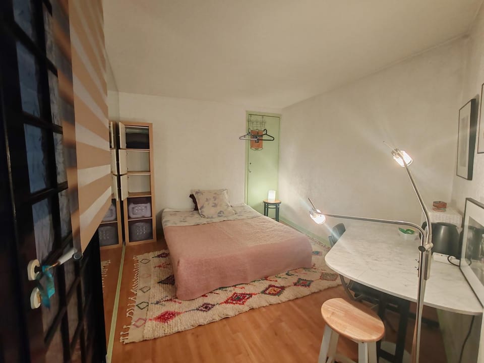 Photo of the whole room, Bedroom