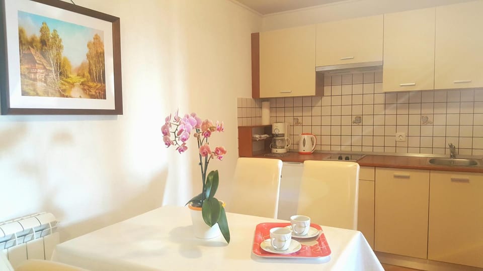 Kitchen or kitchenette, Dining area, Breakfast
