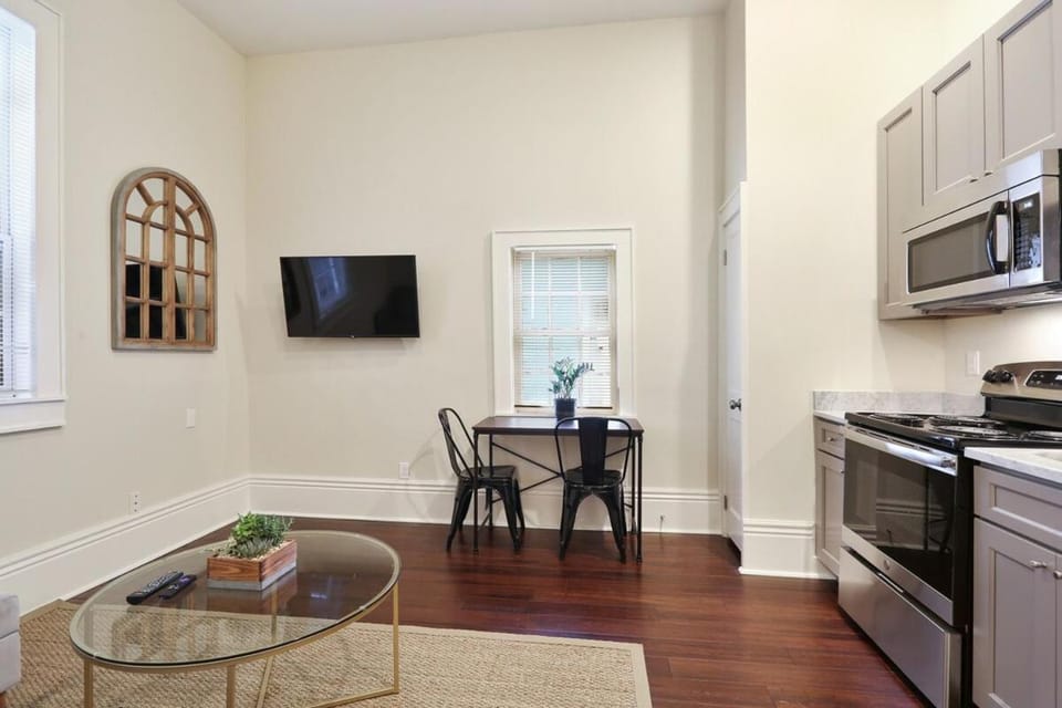 TV and multimedia, Kitchen or kitchenette, Dining area, dishwasher, oven, stove