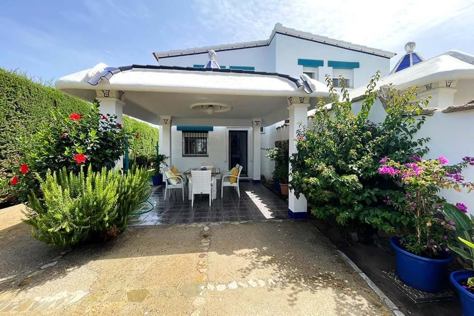 Property building, Facade/entrance, Day, Garden