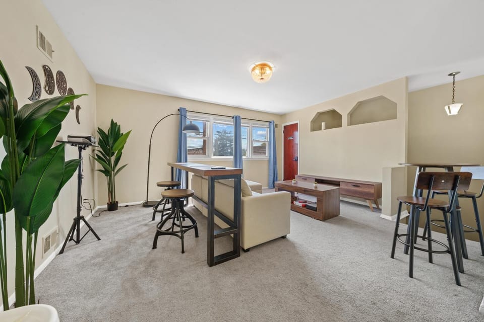 TV and multimedia, Living room, Seating area, Dining area