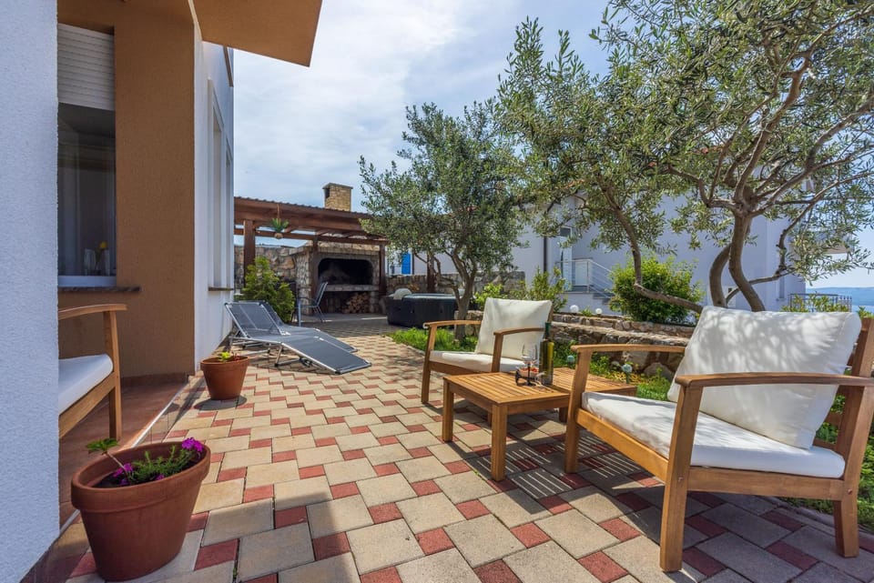 Patio, BBQ facilities