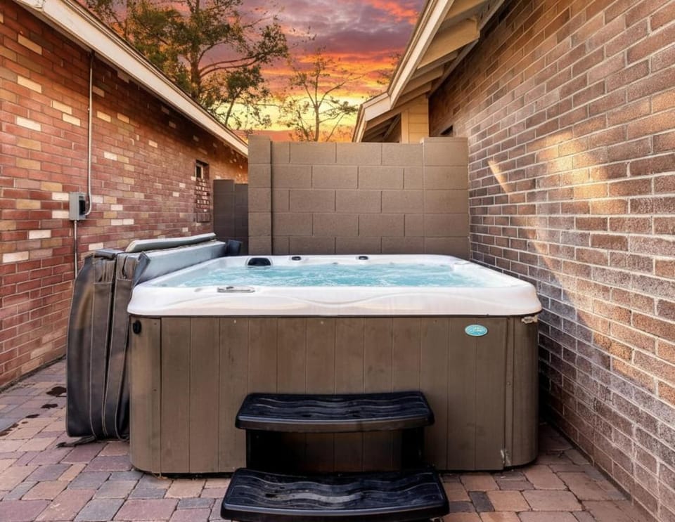 Cozy Gilbert Escape with Hot Tub, BBQ & Fire Pit House in Gilbert