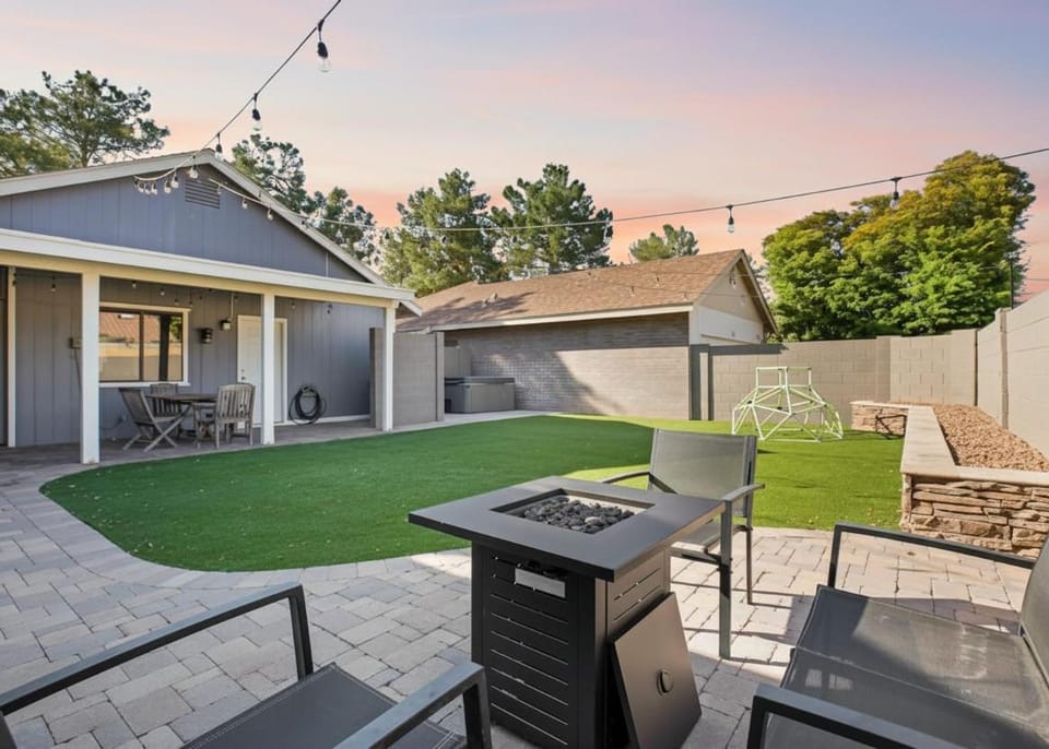 Cozy Gilbert Escape with Hot Tub, BBQ & Fire Pit House in Gilbert