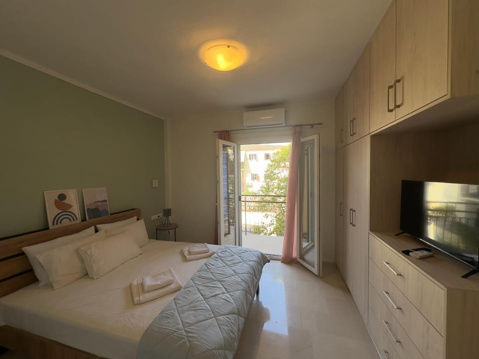 Bed, TV and multimedia, Balcony/Terrace, Photo of the whole room, Bedroom, Inner courtyard view
