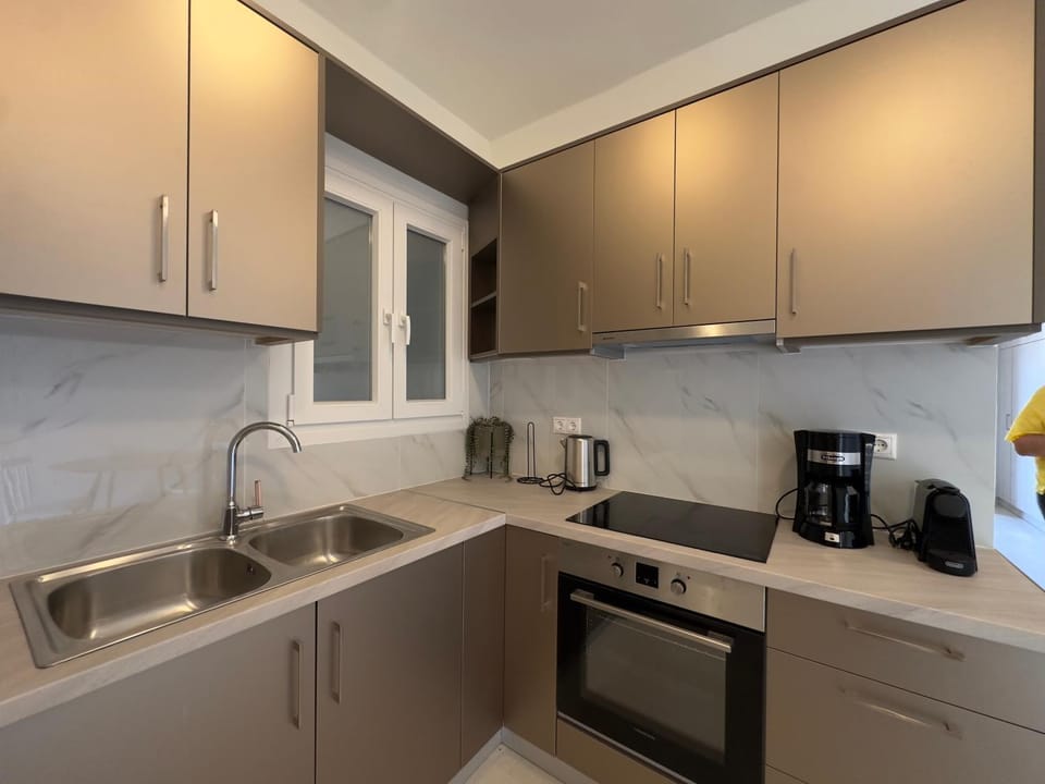 Coffee/tea facilities, Kitchen or kitchenette, oven, stove