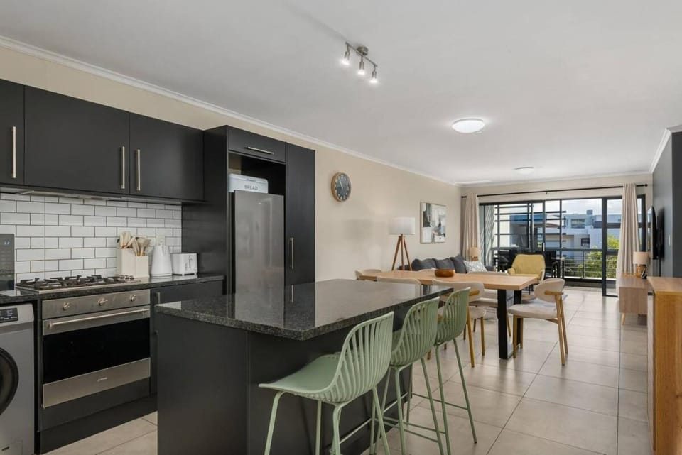 Kitchen or kitchenette, Dining area, oven, stove