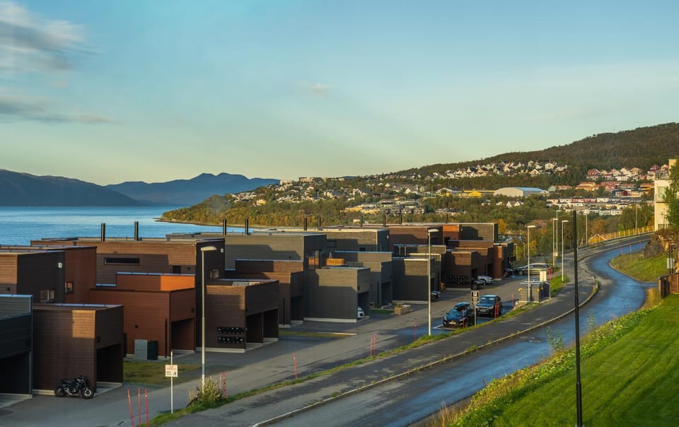 Day, Natural landscape, Mountain view, Sea view, Street view